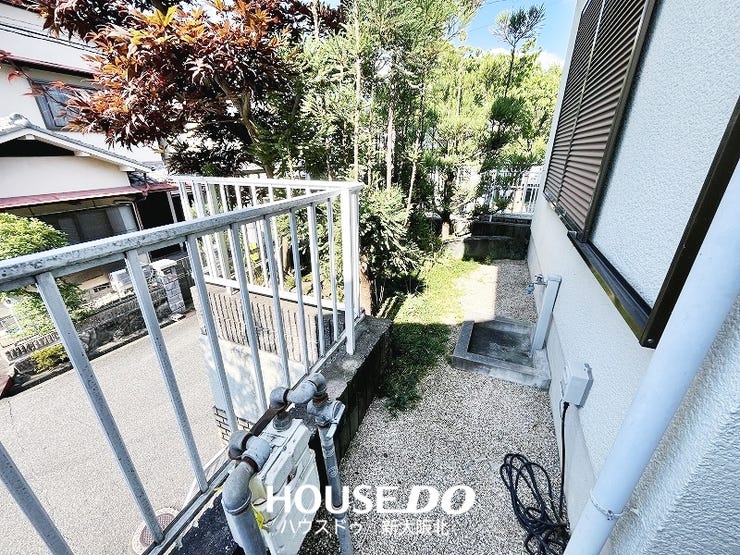 ■1階和室の前には植木があり、自然の風景や季節の移ろいを身近に感じることができます♪
■草木が目隠しになりプライバシーを守ってくれます!