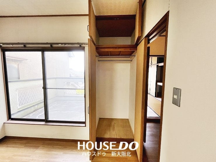 ■2階洋室にある収納です!
■ハンガーラック付なのでコートなどの丈の長いお洋服も収納していただけますよ!