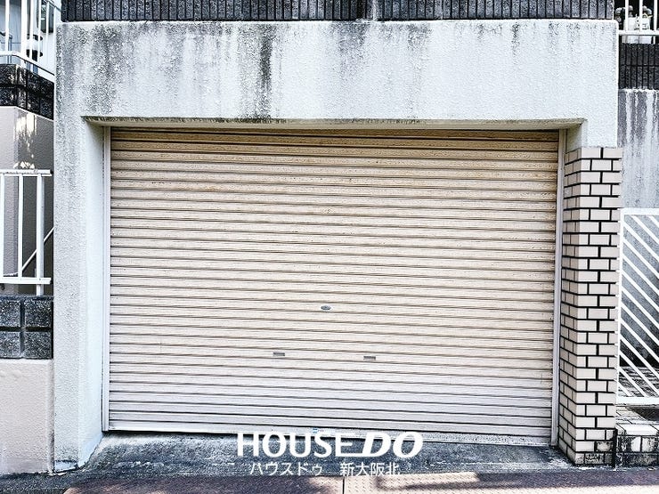 ■シャッター付き車庫で防犯面でも安心です!
■大事な愛車を雨風などの汚れからも守ってくれます!