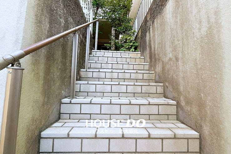 ■玄関までにある階段です!
■手すりが付いているので転倒などの心配もなくどなたでも安心してお使いいただけます!