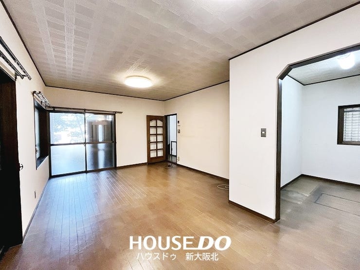 【リビング】
■3方向から自然の光が差し込む明るいリビングです!
■広々とした空間でご家族みなさんでゆったりとおくつろぎください♪