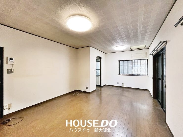 ■ホワイトの壁紙とウッドの木目が柔らかな空間を演出しているリビングです◎
■独立型のキッチンなのでリビングを広く使えるのが嬉しいですね♪