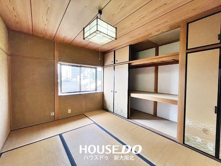 ■2階6帖和室です!
■天袋付きの押し入れがあり大容量の収納でお部屋がスッキリと片付きます!
■押入は奥行きがあるので季節のものの家具や家電なども収納していただけますよ!