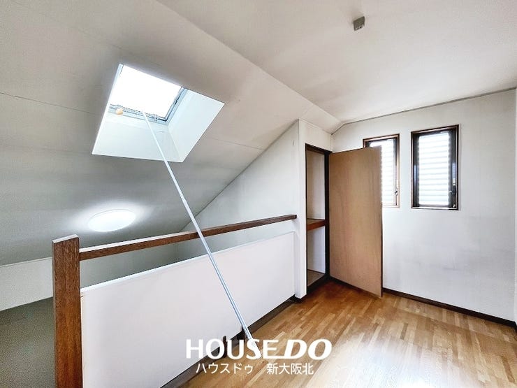 ■ロフトに窓があり明るい空間になっています!
■ベッドルームにしたり、収納スペースにしたりなど、いろいろな用途でお使いいただける便利な空間です!
■扉付き収納もございます!