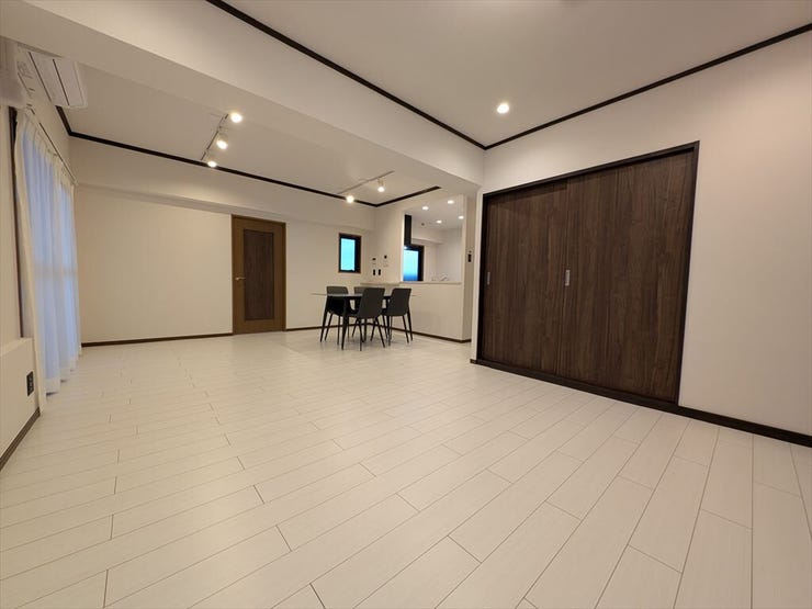 リビング・ダイニング・キッチンは合わせて約19.6畳の広さ。キッチンは対面式のため、リビングにいる家族にも目が届きます