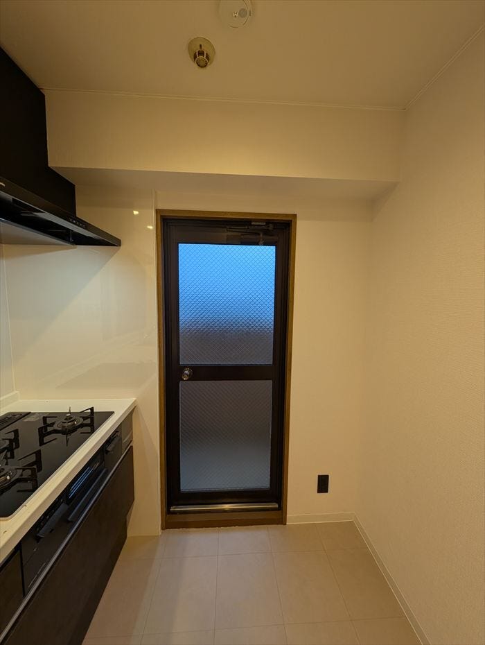 キッチンは勝手口があるため、空き缶や生ゴミを一時的にバルコニーに出しておいたりするなど、使い勝手も◎。もちろん換気もスムーズ