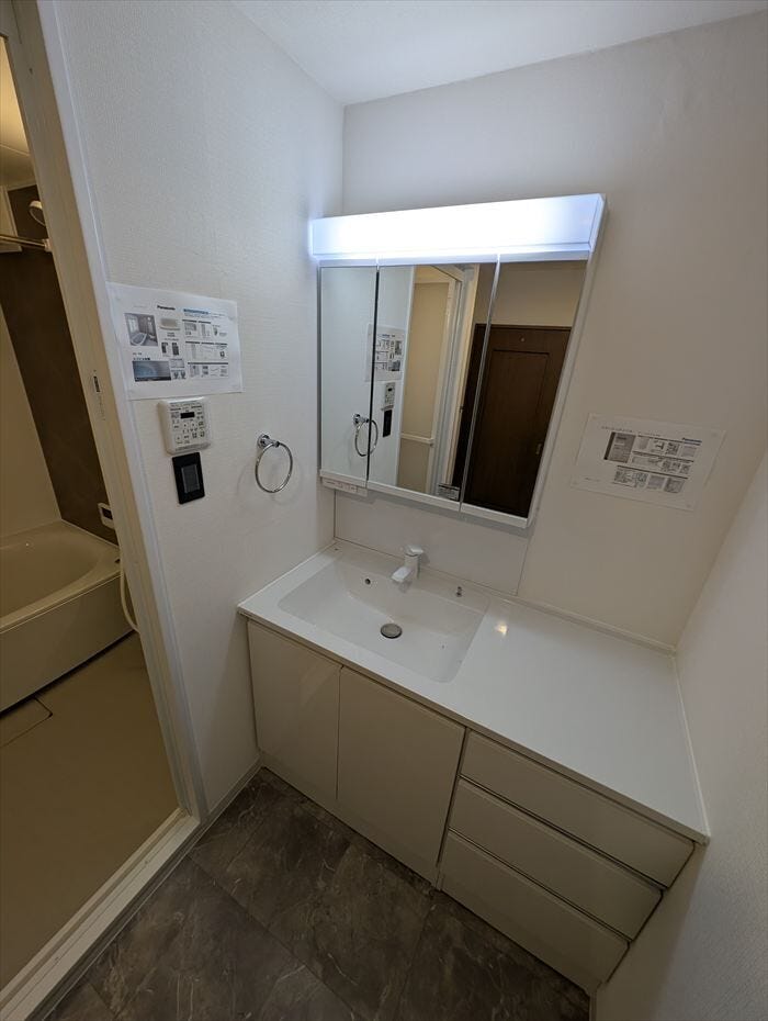 収納箇所が豊富な洗面台。洗面用品をたくさん収納することができます。