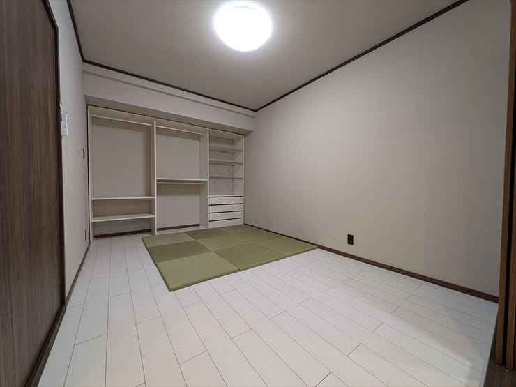 6.8帖洋室
タタミコーナーを備えた洋室です