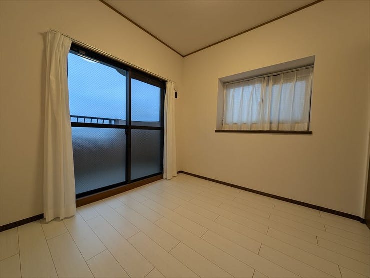 4.5帖洋室
バルコニーに繋がる大きな窓があり、とても明るいお部屋です。