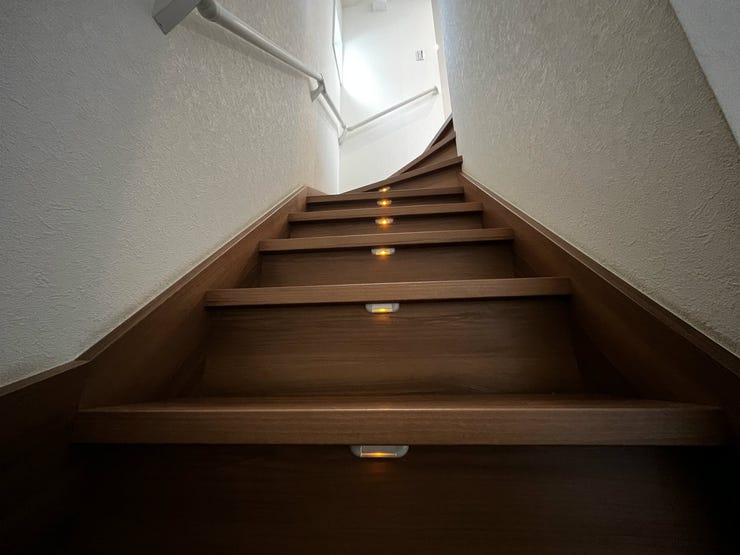 足元を照らしてくれる照明付きの階段☆
