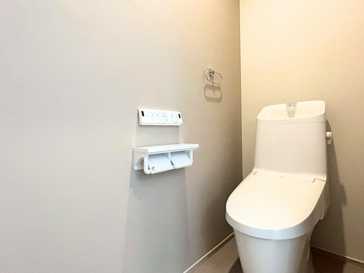 写真はイメージです。
ウォシュレットリモコン付き。2連トイレットペーパーホルダー・タオル掛けもついています。アクセントクロスがおしゃれです。