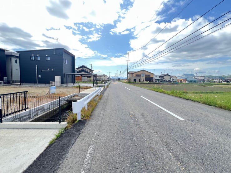 小学校まで徒歩11分で、お子様の通学も安心です。