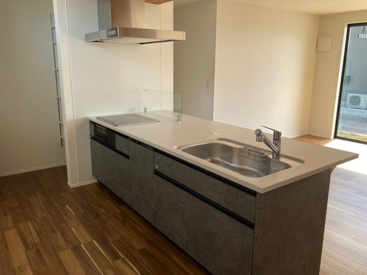 キッチンは、IHクッキングヒーター。換気扇はお手入れしやすい、フラットタイプ