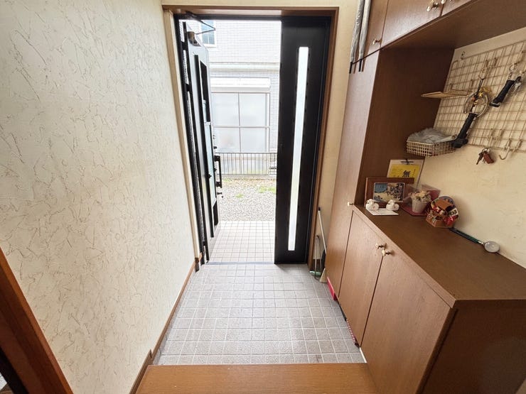 南向きの玄関で採光や通気も良好です。