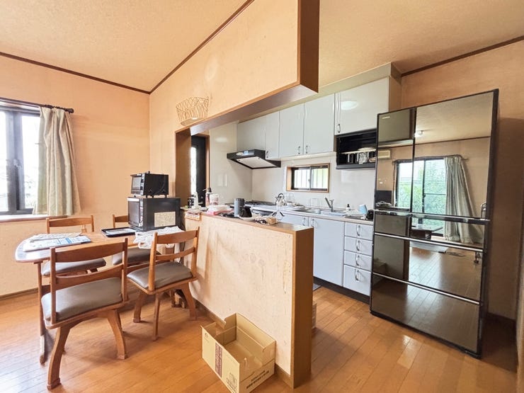 キッチンとの間に壁があることでリビングダイニングと空間を分けつつ、家族とのコミュニケーションも取りやすくなっています。