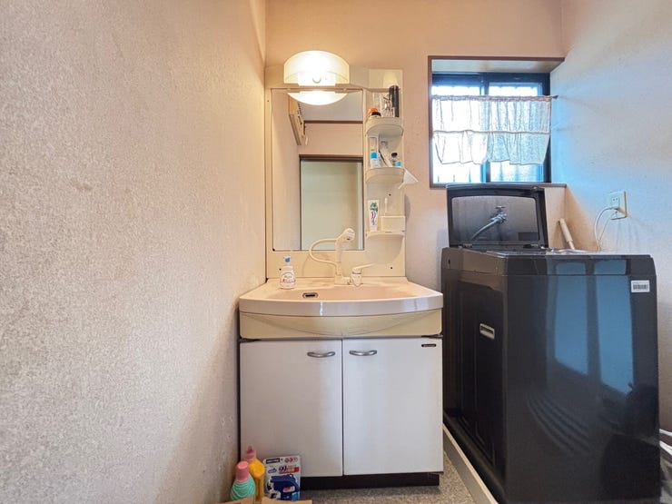 お掃除しやすく、お洗濯の予洗いもしやすい広い洗面台です。