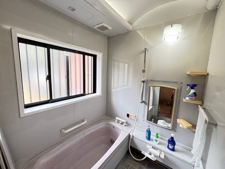 手すり付きでお子様やご年配の方の入浴時も安心ですね!
天井がアーチ状になっています。