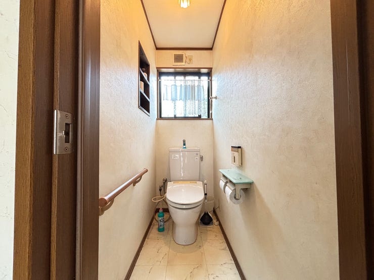 温水洗浄便座のトイレ!手すり付きでお子様やご年配の方も使いやすい設計ですね!