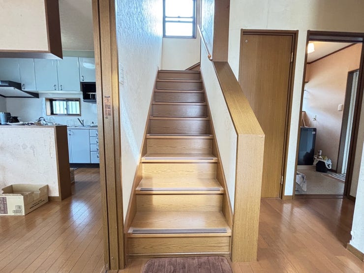 小窓と照明があり、明るい階段です!