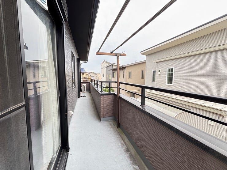 陽当り良好なバルコニーは、お洗濯ものがカラッと乾くのが嬉しいですね!