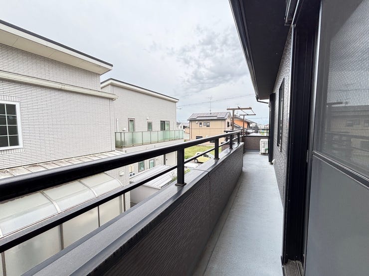 広々としたバルコニーは、お布団などの大きな物も干しやすいですね!