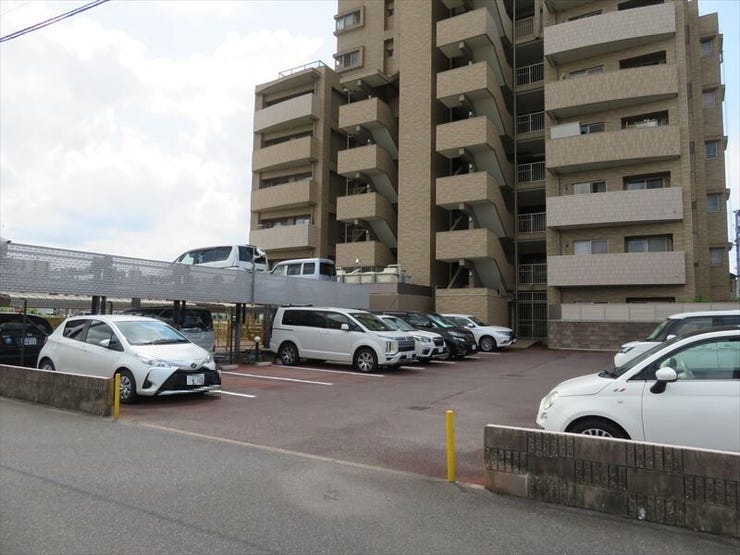 駐車場は平面駐車場と自走式駐車場があります。