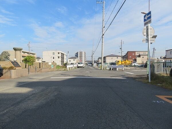 舗装された幅員のしっかりとある前面道路。車のすれ違いも安心です。