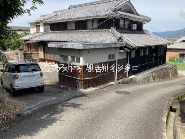 前面の広い道路とも接しており出入りには便利です。