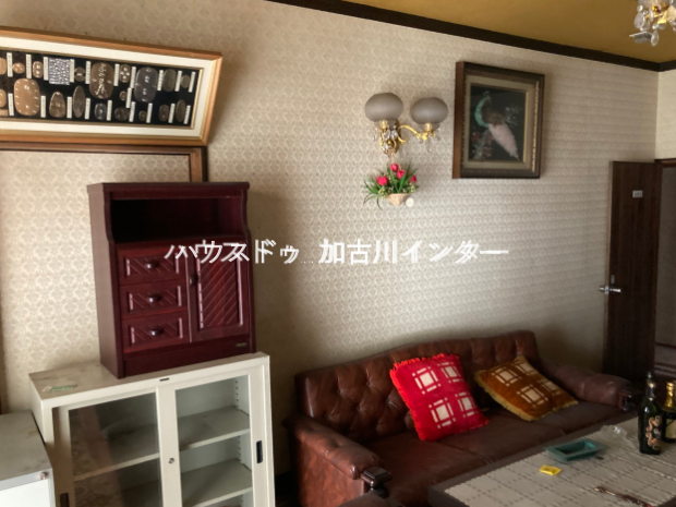 家具などの貯蔵品はレトロ感たっぷりです。
*残置物につきましては基本的に廃棄処分致しますがご要望がございましたらご使用も頂けます。