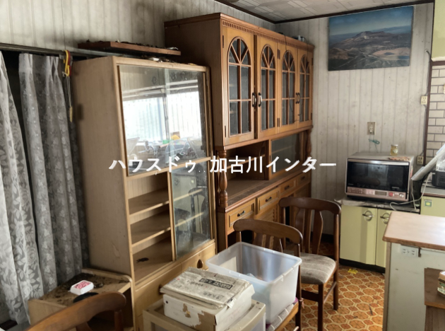 家具などの貯蔵品はレトロ感たっぷりです。
*残置物につきましては基本的に廃棄処分致しますがご要望がございましたらご使用も頂けます。