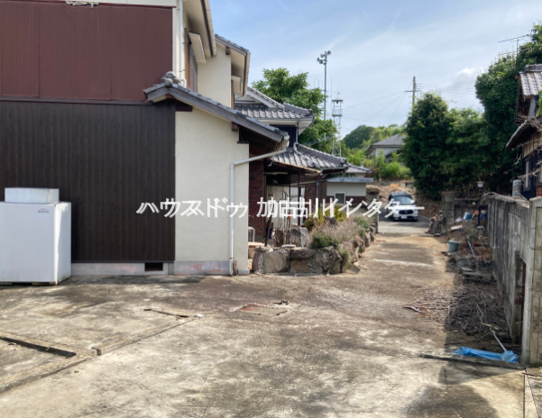 同じ敷地内奥側に広い駐車スペースもあります。