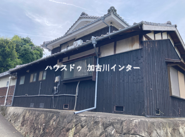 昔ながらの焼板は風情もあります。