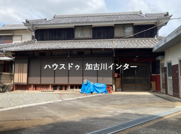 縁側の前は広い中庭もありガーデンパーティーや駐車スぺースにも最適です。