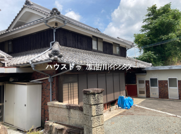 縁側の前は広い中庭もあります。