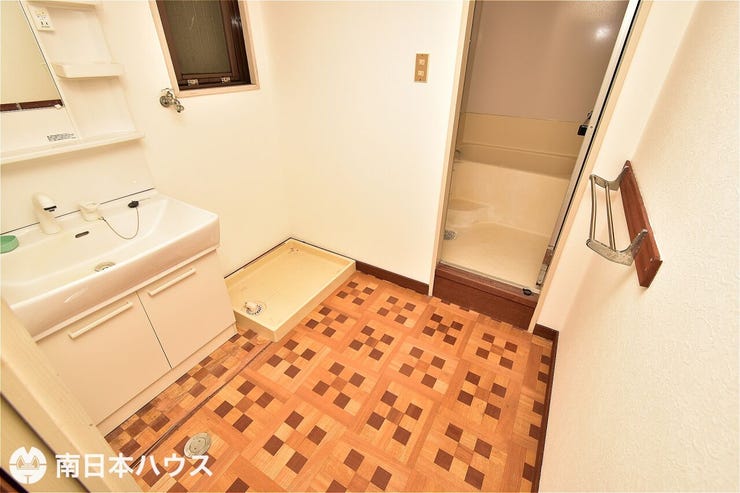 【洗面所】十分な広さを備えた洗面所です!小窓付きで自然換気もできます♪