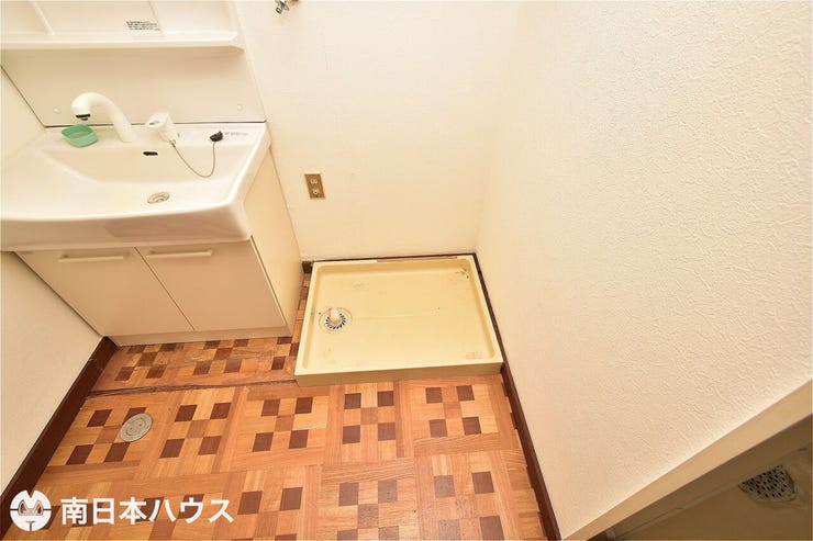 【洗濯機置場】洗濯パン付きの洗濯機置き場でもしもの水漏れ時にも安心です♪