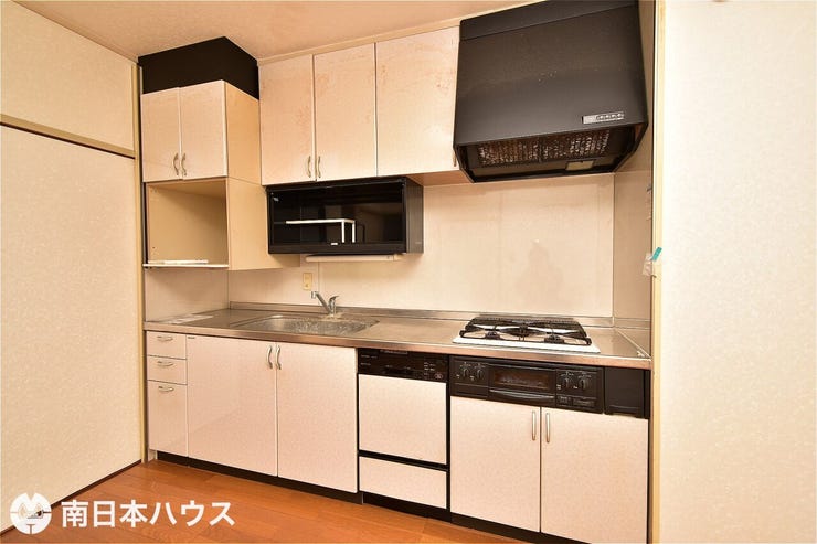 【キッチン】吊戸棚付きの収納豊富なシステムキッチンです!