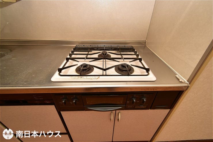 【コンロ】3口のコンロにグリル付き!火力の調整が分かりやすく、様々な調理器具を使用できます♪