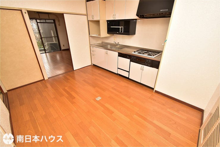 【ダイニングキッチン】8帖のダイニングキッチンです!3部屋につながっています♪