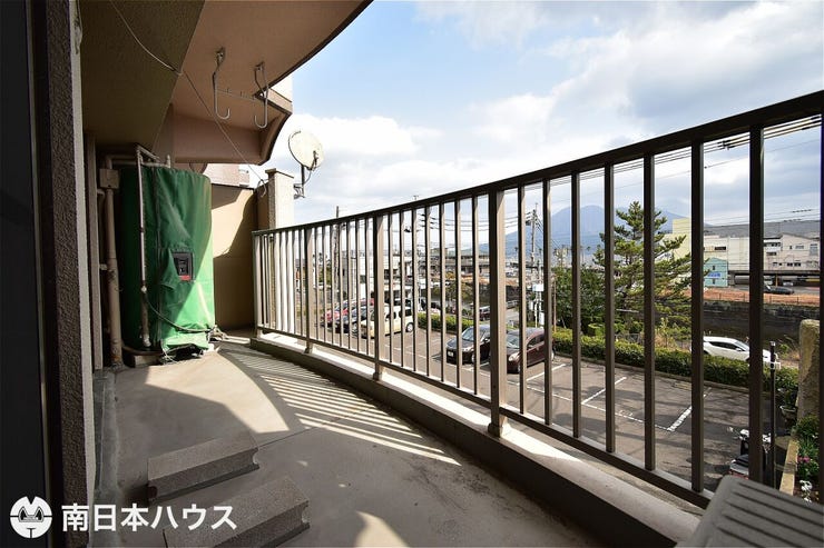 【バルコニー】東南向きのバルコニーです!日当たり良好で目の前に建物が無く眺望も良好です♪