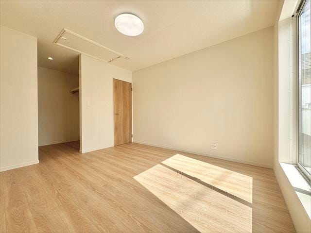 7帖洋室:ウォークインクローゼット付きの洋室です。木の優しい肌触りのフローリングがリラックスできる空間を演出しています。