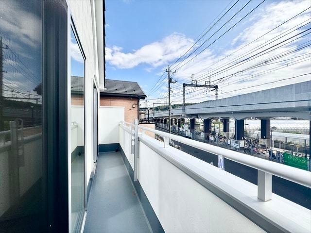 バルコニー:7帖と南側の6帖のお部屋から出入りできる南向きのバルコニーです。晴れた日は気持ちよくお洗濯を干すことができそうですね。