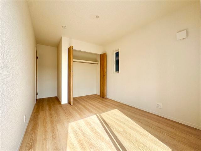 南側6帖洋室:収納がしっかりあるので、お部屋を広くお使いただけます。小物なども収納できるのでレイアウトも楽しむことができそうです。