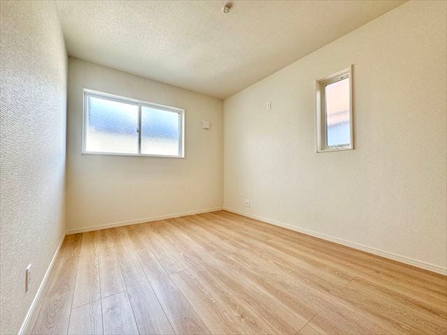 北側6帖洋室:2面採光なので日当たり、風通しともに良好です。北側のお部屋は優しい日差しが入るのでゆったりと読書などを楽しむことができそうです。