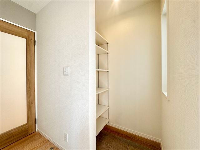 シューズインクローゼット:収納スペースがしっかりあるので、散らかりがちな玄関もすっきりと片付けることができます。片付いているとお掃除もはかどりますね。