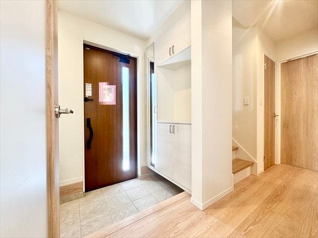 玄関:下駄箱には大きめの鏡がついているので、お出かけ前に靴をはいた状態で全身のチェックができますね。下の方に空間があるのでいつもの靴を置いたりできそうです。