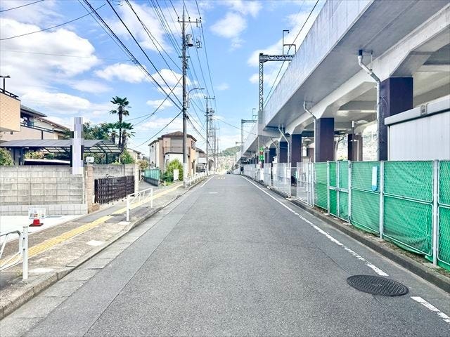 【南側 前面道路】幅員約7m以上の前面道路です。車の出し入れもしやすく、また配達などの車が停まっていても通行出来る道幅となっています。