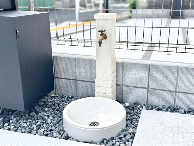 立水栓:洗車時やペットの足洗い場として重宝します。
