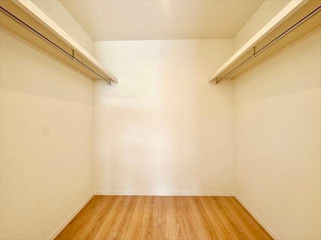 大型のウォークインクローゼットです。ハンガーパイプと枕棚の設置があるので使いやすさアップ。床には衣装ケースを配置する事のできるゆとりもあります。