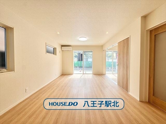 【リビング】
リビング:2面採光なので日当たりがいいのはもちろん、風通しも良好なのでご家族憩いの場のリビングが気持ちの良い空間になっています。